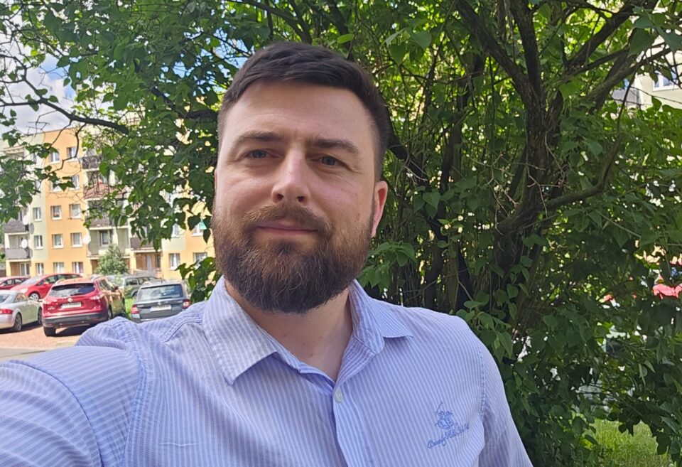 Skala zgłoszeń dotyczących złego traktowania pracowników w Zabrzu przerosła najśmielsze oczekiwania. Radny Sebastian Dziębowski po serii maratońskich spotkań z poszkodowanymi ujawnia pierwsze szczegóły. Na celowniku znalazły się przede wszystkim dwie duże miejskie spółki. Padają mocne słowa o „szokujących informacjach” i „patologiach funkcjonujących od lat”.