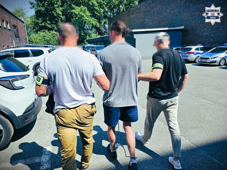 Zabrzańscy policjanci przerwali trwający od roku koszmar, jaki swojej rodzinie zgotował 30-letni mieszkaniec miasta. Mężczyzna z niezwykłym okrucieństwem znęcał się fizycznie i psychicznie nad żoną oraz jej nieletnią córką. Lista zarzutów poraża: oprawca bił, szarpał, dusił i popychał swoje ofiary, a w domu niszczył sprzęty. Decyzją sądu oprawca trafił już za kratki. Publikujemy oficjalne wideo z zatrzymania agresywnego 30-latka.