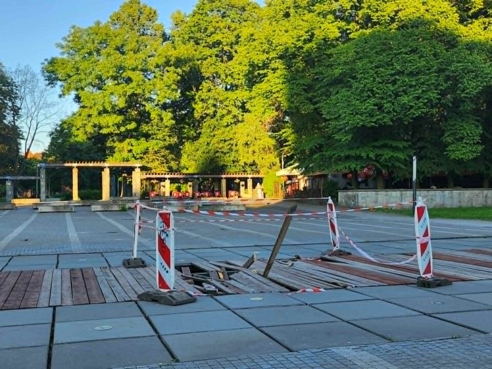Mamy połowę czerwca, za kilka dni żar będzie się lać z nieba, a mieszkańcy Zabrza szukający ochłody i wytchnienia muszą jeszcze cierpliwie poczekać na uruchomienie wszystkich fontann. Podczas gdy w sąsiednich Gliwicach czy Bytomiu tężnie i fontanny działają w najlepsze, w naszym mieście wciąż straszy jeszcze straszy suchy beton. Co stanęło na przeszkodzie, aby uruchomić je w maju, kiedy nadeszły pierwsze upały? Redakcja Zabrze24.info otrzymała wyjaśnienia z Urzędu Miejskiego w Zabrzu.