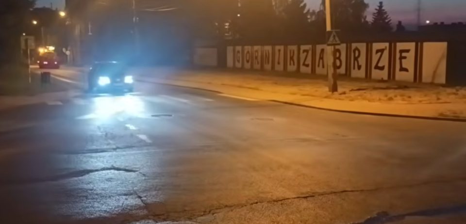 Groźne zdarzenie drogowe w Zabrzu. W poniedziałkowy wieczór, 29 czerwca, na ulicy Korczoka (Zaborze Północ) doszło do potrącenia 28-letniej kobiety oraz 5 letniego dziecka przez samochód osobowy. Na miejscu natychmiast interweniowały służby ratunkowe. Wiemy, w jakim stanie są poszkodowani.