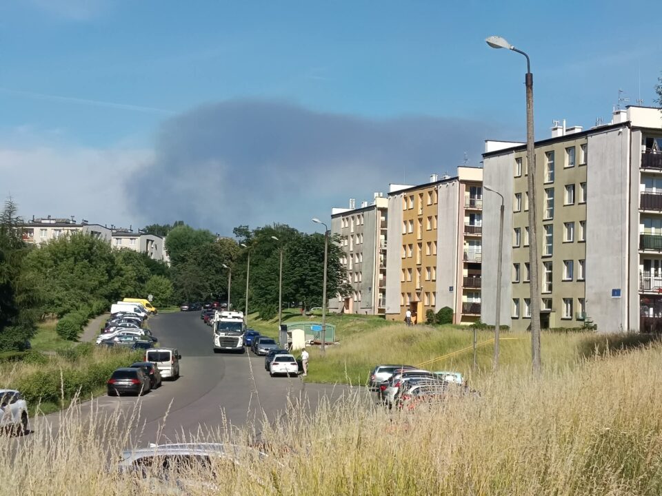 Potężny, katastrofalny w skutkach pożar wybuchł w środowe popołudnie, 24 czerwca, na wysypisku śmieci w Chorzowie, przy ul. Kluczborskiej. Ciemną chmurę dymu widać też w Zabrzu. Sytuacja na miejscu kataklizmu jest niezwykle groźna i dynamiczna – płomienie sięgają kilku metrów w górę, a ogień trawi w tym momencie około 400 ton zgromadzonych odpadów. Do walki z żywiołem w trybie alarmowym kierowane są potężne siły straży pożarnej z całego województwa śląskiego, w tym ciężkie zastępy ratowników z Zabrza.