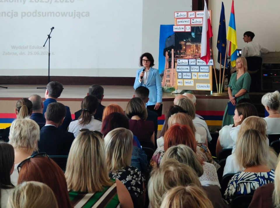 Zabrzański samorząd podsumował właśnie kończący się rok szkolny 2025/2026. Ostatnie miesiące w lokalnej oświacie upłynęły pod znakiem potężnych inwestycji infrastrukturalnych, cyfryzacji placówek oraz wdrażania nowoczesnych kierunków kształcenia. Na samo wsparcie edukacji miasto przeznaczyło z własnego budżetu aż 142 miliony złotych, pozyskując jednocześnie gigantyczne środki zewnętrzne. O sukcesach i planach na przyszłość rozmawiano podczas oficjalnej narady rocznej.