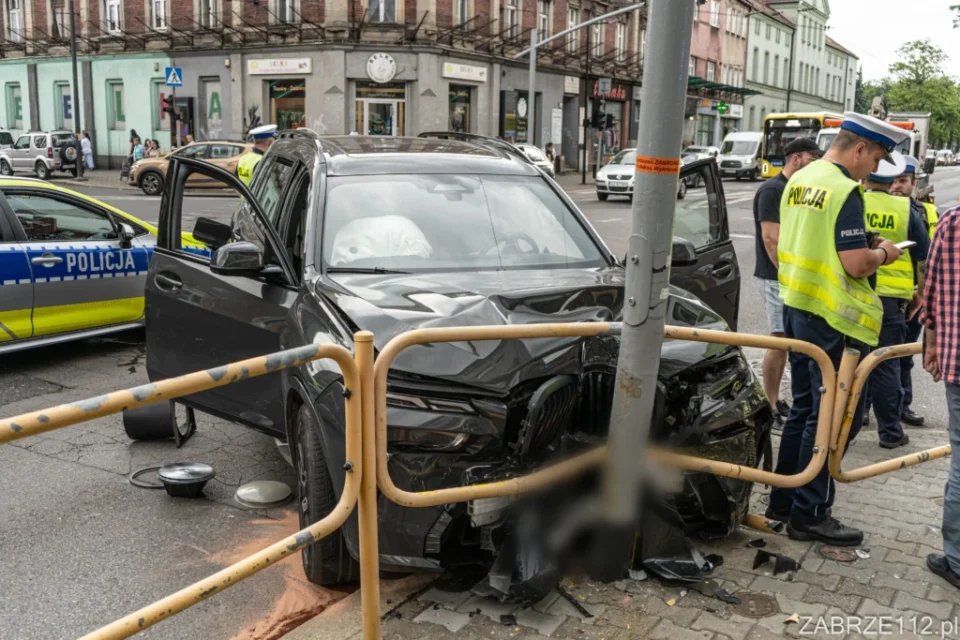 Groźny wypadek drogowy z udziałem policyjnego radiowozu sparaliżował ruch na jednym z kluczowych skrzyżowań w Zabrzu. Mundurowi, którzy w trybie pilnym spieszyli z pomocą mężczyźnie w stanie zagrożenia życia, zderzyli się z samochodem osobowym marki BMW. W wyniku silnego uderzenia dwaj funkcjonariusze odnieśli obrażenia i zostali przetransportowani do szpitala.