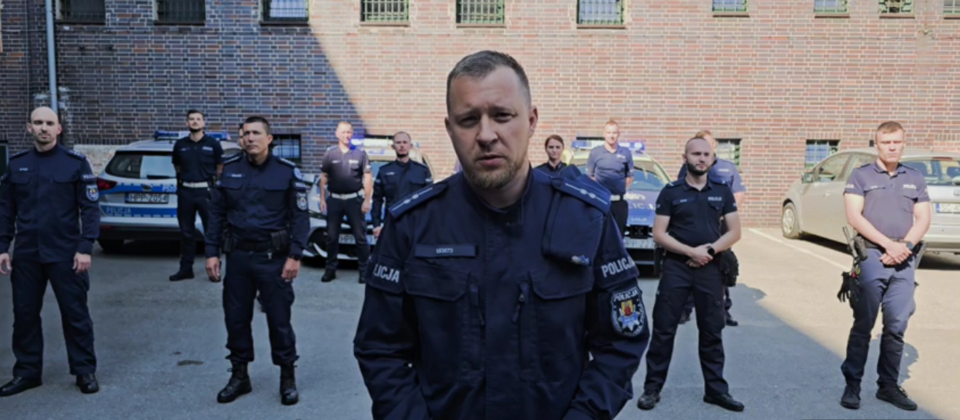 Praca w policji to nie tylko patrole, interwencje i dbanie o bezpieczne ulice naszego miasta. Udowodnili to mundurowi z Komendy Miejskiej Policji w Zabrzu, którzy bez wahania ruszyli na pomoc potrzebującemu chłopcu. Zabrzańscy funkcjonariusze odpowiedzieli na charytatywne wyzwanie i rzucili rękawicę kolejnym lokalnym służbom. W sieci pojawiło się nagranie pokazujące ich wyjątkowe zaangażowanie.