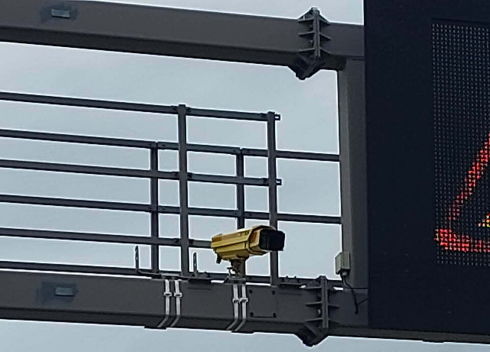 Kierowcy podróżujący śląskim odcinkiem autostrady A1 muszą przygotować się na spore zmiany i zdjąć nogę z gazu. Zakończył się właśnie montaż nowoczesnych urządzeń do odcinkowego pomiaru prędkości (OPP) na wysokości Zabrza. Charakterystyczne żółte kamery oraz niebieskie znaki informacyjne są już widoczne na trasie. Choć system na razie działa w trybie testowym, urzędnicy zapowiadają, że regularne rejestrowanie wykroczeń to kwestia najbliższych dni.