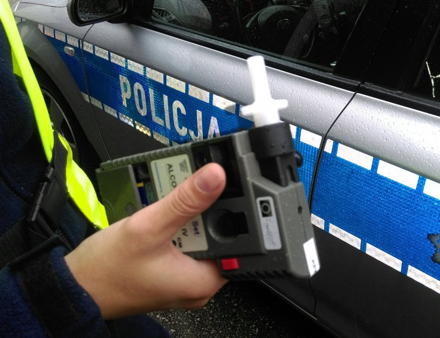 Do dramatycznych scen doszło w nocy z poniedziałku na wtorek na ulicach Zabrza. Kompletnie nieodpowiedzialny 19-latek, niemający nigdy prawa jazdy, wsiadł za kierownicę Volkswagena, mając w organizmie blisko promil alkoholu. Nastolatek doprowadził do groźnej kolizji, po czym bezczelnie uciekł z miejsca zdarzenia. Przejechał zaledwie kawałek – zabrzańska drogówka błyskawicznie namierzyła i zatrzymała młodego pirata drogowego.