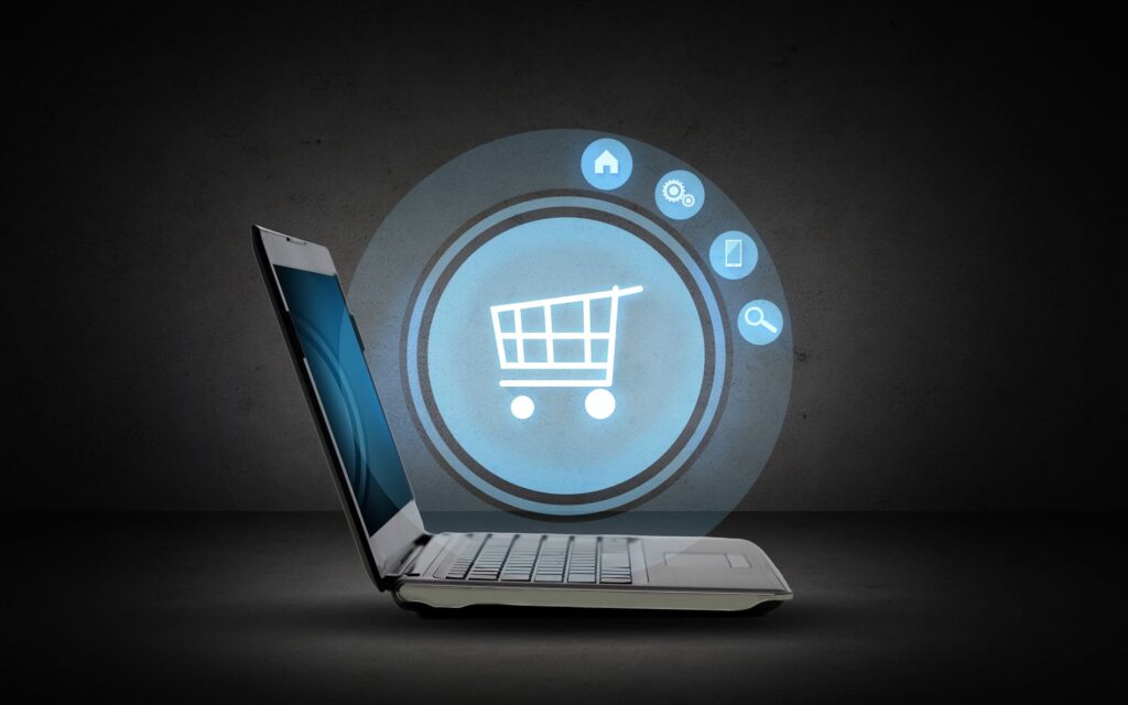 Sklep internetowy bardzo łatwo sprowadzić do kilku oczywistych elementów: produktów, koszyka, płatności, wysyłki i ładnej strony głównej. W praktyce e-commerce to jednak coś znacznie bardziej złożonego. Każdy sklep działa jednocześnie na styku sprzedaży, danych osobowych, praw konsumenta, reklamacji, zwrotów, cen promocyjnych, opinii klientów, plików cookies, marketingu oraz bezpieczeństwa produktów. I właśnie dlatego prowadzenie sklepu internetowego to nie tylko kwestia techniczna czy sprzedażowa, ale również prawna.