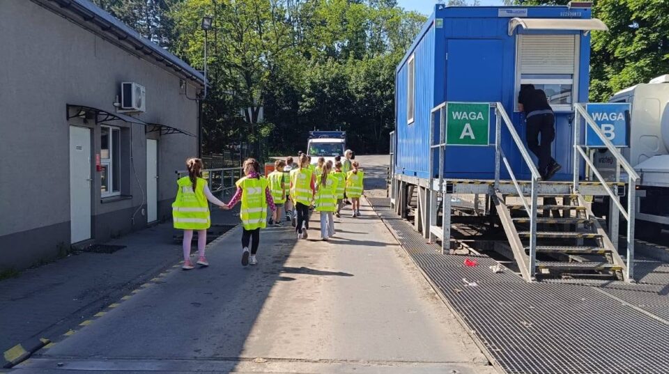 Co dzieje się z zawartością naszych koszy po tym, jak śmieciarka odjedzie spod domu? Jak od kuchni wygląda segregacja, sortowanie i drugie życie odpadów? Mieszkańcy Zabrza i okolic będą mogli sprawdzić to na własne oczy. Firma FCC Polska organizuje kolejny Dzień Otwarty w Śląskim Parku Recyklingu przy ul. Wolności w Zabrzu. Wydarzenie odbędzie się już w sobotę, 20 czerwca.