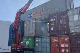 Organizacja logistyki na placu budowy lub na terenie zakładu przemysłowego wymaga podjęcia wielu decyzji budżetowych i sprzętowych. Jednym z najczęstszych dylematów, przed jakimi stają kierownicy projektów oraz inwestorzy prywatni, jest sposób rozładunku ciężkich towarów. Czy lepiej zamówić tradycyjny zestaw składający się z platformy transportowej oraz osobnego dźwigu kołowego, czy postawić na transport samowyładowczy?