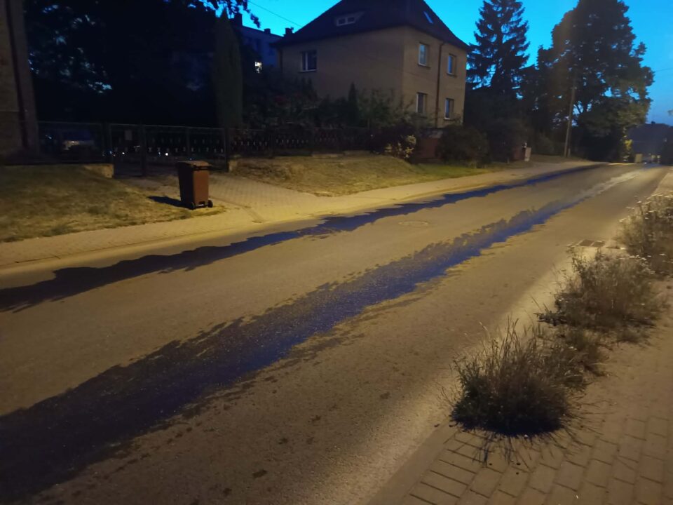 Fala afrykańskich upałów, która przetacza się przez Śląsk, zmusza miejskie służby do nietypowych działań. Pod koniec minionego tygodnia Miejski Zarząd Dróg w Zabrzu dumnie ogłosił w swoich mediach społecznościowych rozpoczęcie akcji zraszania asfaltu, która miała przynieść ulgę rozgrzanemu miastu. Jak wyszło w praktyce? Nasz reporter sprawdził efekty tej „batalii z temperaturą”. Opublikowane przez nas wideo oraz zdjęcia wywołały prawdziwą lawinę kpin i oburzenia wśród zabrzan.