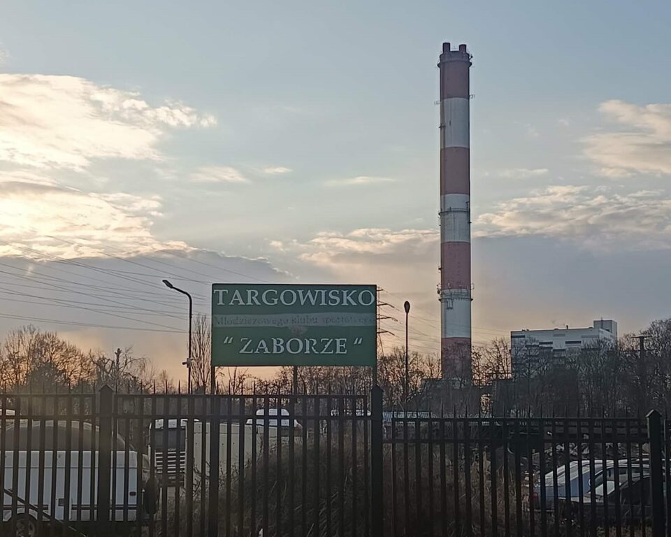 Przełom w sprawie nieprzyjemnych zapachów, z którymi od wielu dni zmagają się mieszkańcy różnych części Zabrza. Koncern Fortum opublikował oficjalne oświadczenie, w którym potwierdza, że w zabrzańskiej elektrociepłowni doszło do awarii kotła. W konsekwencji wstrzymano przyjmowanie oraz podawanie do spalania paliwa alternatywnego RDF. Jednocześnie spółka uspokaja, że systemy monitoringu i kontrole na terenie zakładu nie wykazują podwyższonej uciążliwości zapachowej.