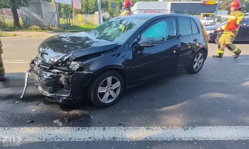 Do niebezpiecznego zdarzenia drogowego doszło w piątkowe popołudnie na ulicy Wolności w Zabrzu. Jak poinformował portal Zabrze112.pl, na wysokości numeru 88 zderzyły się dwa samochody osobowe – Citroen i Volkswagen. Jedna osoba została poszkodowana i przewieziona do szpitala. Na miejscu wciąż występują spore utrudnienia w ruchu, a policja wprowadziła ruch wahadłowy.