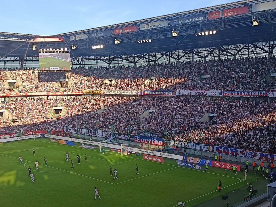 Kibice Górnika Zabrze po raz kolejny udowodnili, że są dwunastym zawodnikiem swojej drużyny. W minioną sobotę, 25 lipca o godzinie 17:30, trybuny Areny Zabrze wypełniły się niemal do ostatniego miejsca podczas ligowego starcia ze Śląskiem Wrocław. Klub opublikował szczegółowe statystyki frekwencyjne, z których wynika, że spotkanie obejrzało na żywo aż 25 998 widzów! Kim byli kibice na trybunach i jak wyglądał rozkład demograficzny tego widowiska?
