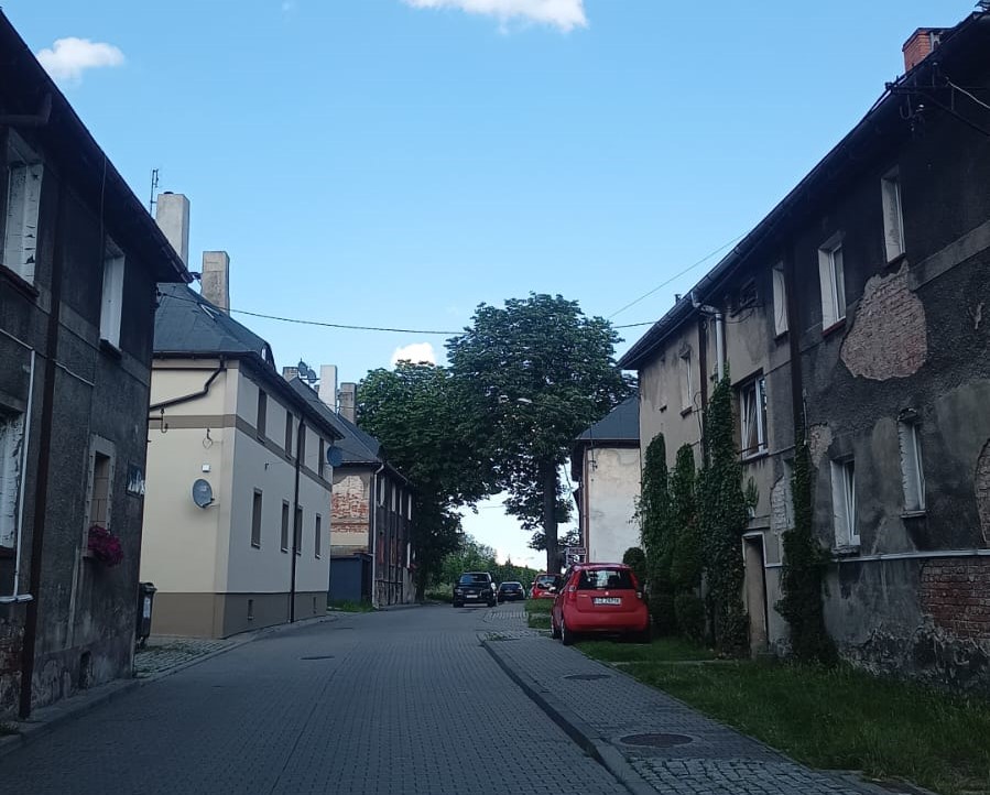 Niskie, ceglane familoki, urokliwe brukowane uliczki i klimat dawnego Górnego Śląska, którego w wielu miejscach już nie uświadczymy. Jak dziś prezentuje się stare Zaborze Południe w Zabrzu? Przechadzając się ulicami Piotra Skargi, Węgielną, św. Małgorzaty, Mikołowską czy Józefa Lompy, można odnieść wrażenie, że czas zatrzymał się tutaj w miejscu. Warto jednak pamiętać, że jeszcze ponad dwie dekady temu ten historyczny krajobraz był znacznie rozleglejszy – część dawnej zabudowy została bezpowrotnie wyburzona pod budowę Drogowej Trasy Średnicowej. Zapraszamy do obejrzenia wyjątkowej galerii zdjęć z tej niezwykłej części naszego miasta!