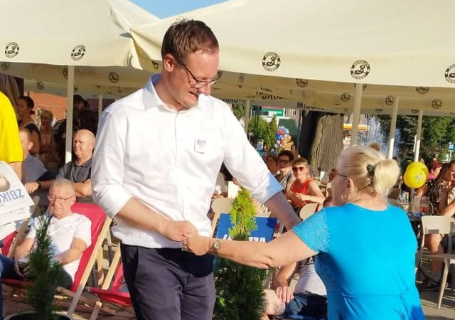 Mieszkańcy Zabrza oficjalnie rozpoczynają sezon letnich imprez pod gołym niebem. Już w najbliższą niedzielę, 5 lipca 2026 roku, odbędzie się pierwsza w tym sezonie letnia potańcówka na Placu Teatralnym. To wyjątkowe wydarzenie plenerowe, organizowane przy wsparciu Urzędu Miejskiego w Zabrzu, Teatru Nowego oraz lokalnych partnerów, ma szansę stać się hitem tegorocznych wakacji w mieście.