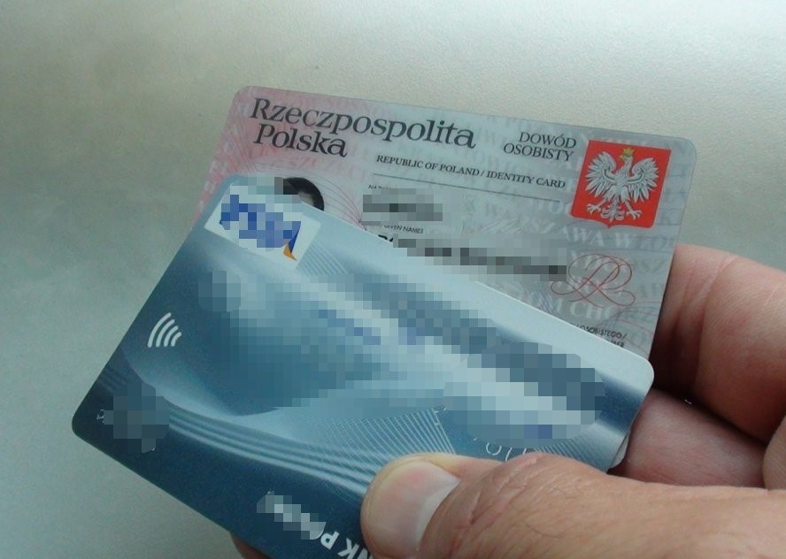 Prawdziwy policjant służy społeczeństwu przez całą dobę – udowodnił to jeden z funkcjonariuszy Komisariatu II Policji w Zabrzu. Będąc w czasie wolnym od pracy, wykazał się niezwykłą spostrzegawczością i doprowadził do zatrzymania dwóch poszukiwanych mężczyzn w wieku 33 i 43 lat. Jak się okazało, obaj są podejrzewani o kradzież karty płatniczej. Grozi im teraz wyjątkowo surowa kara.