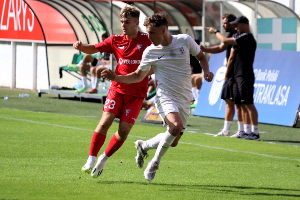 Dziś w Zabrzu (31 lipca), rozpoczyna się wyjątkowe wydarzenie dla wszystkich fanów futbolu. Przed nami jubileuszowa, XXV edycja Międzynarodowego Turnieju im. Ernesta Pohla. Przez najbliższe trzy dni utalentowani młodzi piłkarze z Polski i zagranicy będą rywalizować o puchar i tytuł najlepszej drużyny. Obrońcami trofeum są gospodarze – młodzieżowa ekipa Górnika Zabrze. Wielki finał zostanie rozegrany w niedzielę na murawie Areny Zabrze!