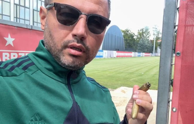 Przed rewanżowym starciem Górnika Zabrze z Fenerbahçe SK w eliminacjach Ligi Mistrzów atmosfera robi się coraz bardziej gorąca. Jak informuje serwis transfery.info, do Zabrza wraz z turecką drużyną przybyli tamtejsi dziennikarze, w tym popularny reporter Ahmet Konanç. Zamiast skupić się na kwestiach sportowych, Turek opublikował serię prowokacyjnych i lekceważących materiałów, w których wyśmiewa infrastrukturę 14-krotnego mistrza Polski. Na jego manipulacje twardo odpowiedzieli przedstawiciele lokalnych mediów.