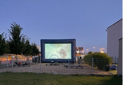 Ciepłe, letnie wieczory to idealny moment na relaks pod gołym niebem, zwłaszcza gdy towarzyszy mu filmowy hit na wielkim ekranie. Już w najbliższą sobotę, 11 lipca, mieszkańcy Zabrza będą mogli wziąć udział w inauguracyjnej odsłonie Wakacyjnego Kina ROMA. Na pierwszy ogień idzie absolutny klasyk, który rozbawi i wzruszy widzów w każdym wieku. Gdzie i o której godzinie startuje wydarzenie?