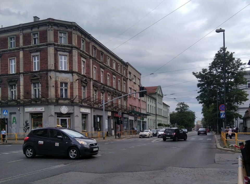 Zabrze wyemituje obligacje komunalne o łącznej wartości 54,8 miliona złotych. Decyzja zapadła podczas burzliwej, poniedziałkowej sesji Rady Miasta (13 lipca 2026 roku). Choć władze miasta z prezydentem Kamilem Żbikowskim na czele zapewniały, że nie jest to generowanie nowego długu, a jedynie realizacja wcześniej zatwierdzonego budżetu, na sali obrad doszło do ostrej wymiany zdań. Nie zabrakło wytykania dawnych wypowiedzi i politycznych złośliwości.