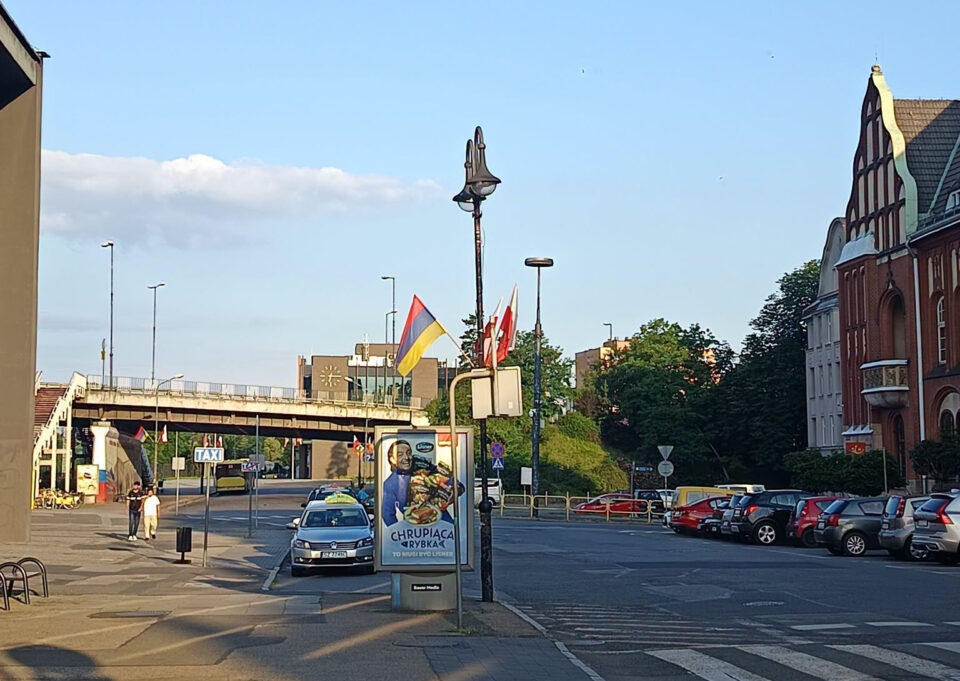 Strefa płatnego parkowania w Zabrzu (SPP) od tygodni elektryzuje mieszkańców i rozpala lokalną scenę polityczną. Kiedy wydawało się, że drastyczne zmiany w centrum miasta są już przesądzone, prezydent Kamil Żbikowski zdecydował się na gwałtowny zwrot akcji. W swoim oficjalnym oświadczeniu włodarz miasta nie tylko odcina się od autorstwa kontrowersyjnego pomysłu, ale też zapowiada wycofanie projektu z najbliższej sesji Rady Miasta, zarzucając części radnych rażącą hipokryzję.