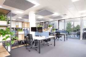 Standardy higieny w biurze open space opierają się na trzech filarach: codziennej dezynfekcji powierzchni dotykowych i przemyślanym harmonogramie sprzątania, odpowiedzialnych nawykach całego zespołu oraz wsparciu profesjonalnej firmy sprzątającej. W otwartej przestrzeni pracuje obok siebie wiele osób, które korzystają z tych samych biurek, klamek i urządzeń, przez co drobnoustroje rozprzestrzeniają się szybciej niż w zamkniętych gabinetach. Utrzymanie czystości przekłada się bezpośrednio na zdrowie, komfort i wydajność pracowników, dlatego dobrze zaplanowana higiena staje się elementem sprawnego funkcjonowania firmy.