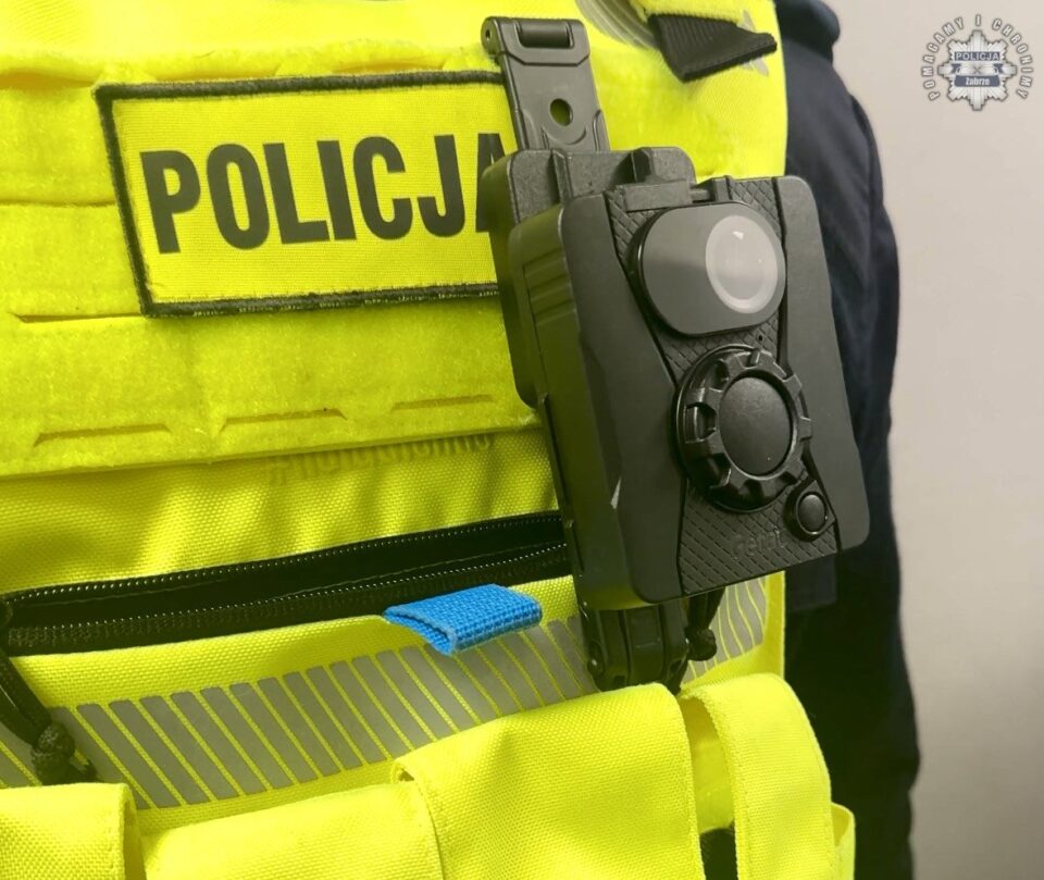 Dramatyczny finał domowej awantury w zabrzańskiej dzielnicy Makoszowy. W nocy z soboty na niedzielę (z 11 na 12 lipca) policjanci zostali wezwani do agresywnego mężczyzny przy ulicy Szymały. W trakcie obezwładniania napastnika ranny został jeden z mundurowych. Po przewiezieniu do szpitala 40-latek stracił przytomność i zmarł. Sprawę bada prokuratura oraz wewnętrzne organy policji. O szczegółach tragicznego zdarzenia poinformował portal ZABRZE112.pl.