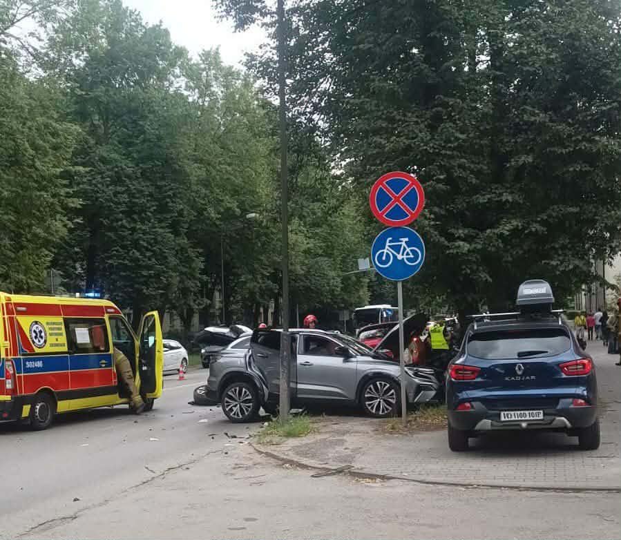 Do niebezpiecznego zdarzenia drogowego doszło we wtorkowe popołudnie na ul. de Gaulle’a w Zabrzu. Przed godziną 15:00 doszło tam do zderzenia dwóch samochodów osobowych. Na miejscu pracują wszystkie służby ratunkowe, a odcinek drogi został całkowicie wyłączony z ruchu. Kierowcy muszą liczyć się z bardzo dużymi utrudnieniami.