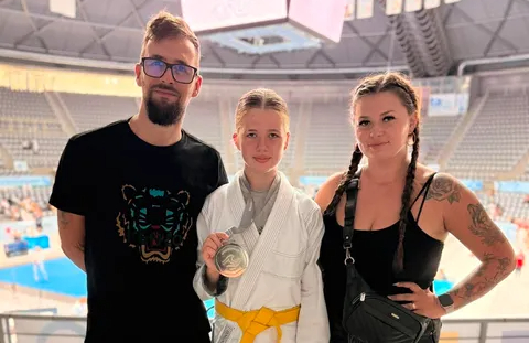 Fantastyczne wieści z Chorwacji! Młoda zawodniczka z Zabrza, Lena Kotkiewicz, wywalczyła tytuł wicemistrzyni świata podczas Pucharu Świata w Jiu-Jitsu. Zabrzanka stanęła na drugim stopniu podium w kategorii wagowej U14 (-57 kg), potwierdzając swoją przynależność do światowej czołówki sztuk walki.