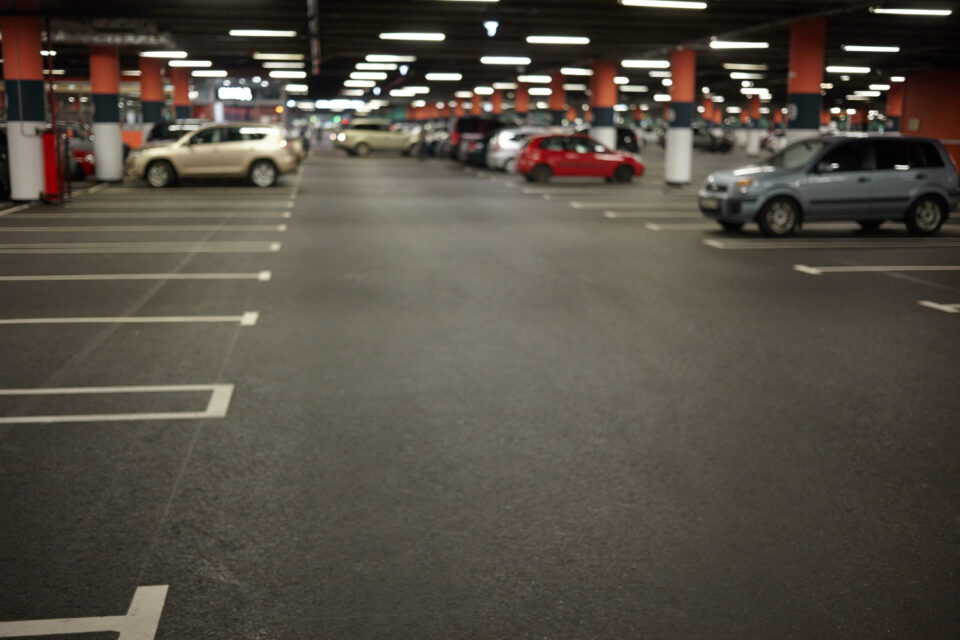 Posadzka parkingowa jest stale narażona na intensywną eksploatację, kontakt z oponami, wodą, piaskiem, olejami silnikowymi, solą drogową oraz pyłem naniesionym z zewnątrz. W garażach podziemnych, wielopoziomowych parkingach handlowych, obiektach biurowych i halach przemysłowych szybko pojawiają się charakterystyczne czarne ślady po oponach, smugi, osady oraz tłuste plamy. Aby zachować bezpieczeństwo użytkowników, estetykę obiektu i trwałość nawierzchni, musimy dobierać sprzęt czyszczący do rodzaju zabrudzeń oraz powierzchni posadzki.