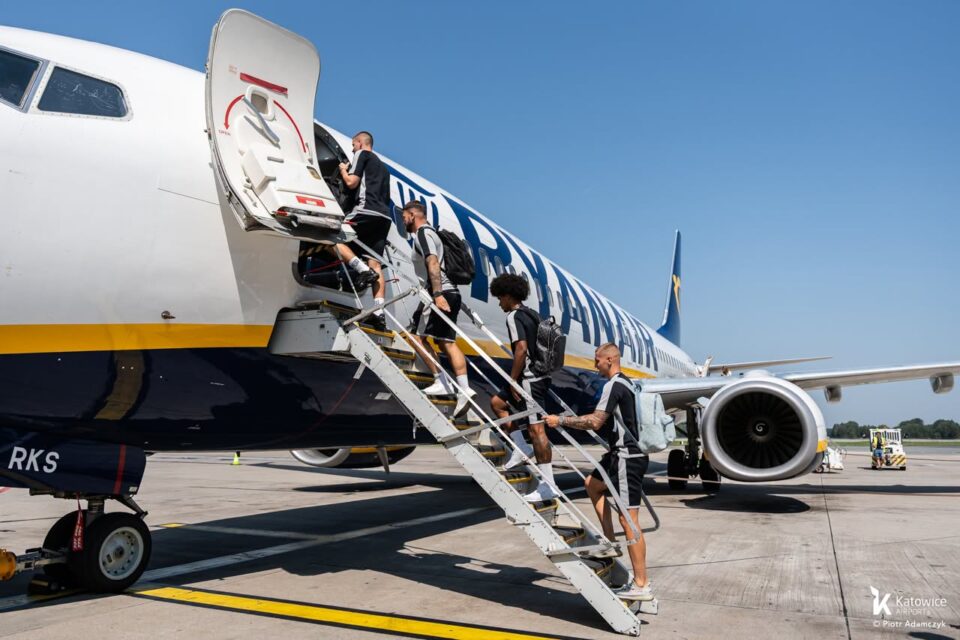 Zabrzańscy piłkarze kontynuują europejską przygodę! We wtorek, 4 sierpnia, kadra Górnika Zabrze odleciała z lotniska Katowice Airport do stolicy Węgier. Już wkrótce Trójkolorowych czeka pierwsze starcie z Ferencvárosi TC w ramach III rundy eliminacji Ligi Europy UEFA.
