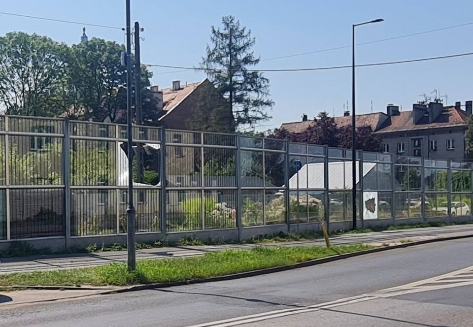 Nie mają szacunku dla wspólnego mienia, a za ich bezmyślne wybryki zapłacą wszyscy mieszkańcy. Miejski Zarząd Dróg w Zabrzu poinformował o kolejnych aktach wandalizmu na nowo wybudowanym przedłużeniu Alei Wojciecha Korfantego. Chuligani uszkodzili następne panele ekranów akustycznych. Służby i urzędnicy apelują do Zabrzan o pomoc w ustaleniu sprawców.