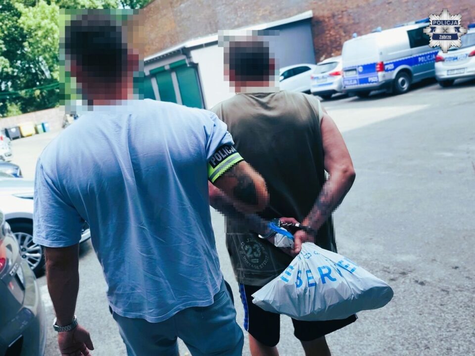 Szybka, wzorowa reakcja czujnego świadka pozwoliła zabrzańskim policjantom ująć na gorącym uczynku 40-letniego włamywacza. Mężczyzna nocą niszczył i okradał altanę na terenie ogródków działkowych. Jak się okazało, zatrzymany to dobrze znany służbom recydywista.