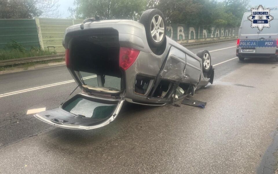 Kompletny brak odpowiedzialności na drodze mógł doprowadzić do tragedii. W sobotni wieczór na drodze krajowej nr 88 w Zabrzu doszło do groźnego zderzenia czterech samochodów. Jak ustalili policjanci, sprawczynią karambolu była 32-letnia kierująca Peugeotem, która wsiadła za kółko mając blisko 3 promile alkoholu w organizmie oraz obowiązujący sądowy zakaz prowadzenia pojazdów. Dwie osoby trafiły do szpitala.