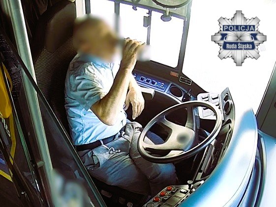 To mogło skończyć się ogromną tragedią. 63-letni obywatel Azerbejdżanu prowadził autobus miejski linii 23 z Katowic do Zabrza, mając w organizmie blisko 2,8 promila alkoholu. Mężczyzna od rozpoczęcia zmiany systematycznie popijał piwo za kierownicą, wioząc niczego nieświadomych pasażerów. Dzięki czujności innego kierowcy skrajnie nieodpowiedzialny szofer został zatrzymany. Sąd skazał go w trybie przyspieszonym na bezwzględne więzienie.