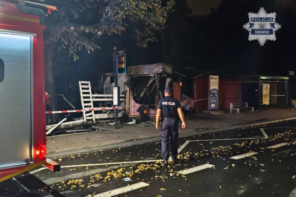 23-letni mieszkaniec Zabrza odpowie za wywołanie groźnego pożaru w centrum Katowic. W wyniku jego przestępczego działania spłonęło kilkanaście straganów handlowych. Mężczyzna został zatrzymany niedługo po zdarzeniu, a decyzją sądu najbliższe dwa miesiące spędzi w areszcie tymczasowym.