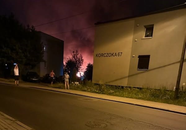 Groźne zdarzenie w poniedziałkowy wieczór w Zabrzu. Po godzinie 22:00 służby ratunkowe otrzymały zgłoszenie o pożarze na terenie Rodzinnych Ogródków Działkowych „Biała Róża” przy ulicy Korczoka. Świadkowie słyszeli głośny wybuch. Na miejscu wciąż trwają intensywne działania straży pożarnej.