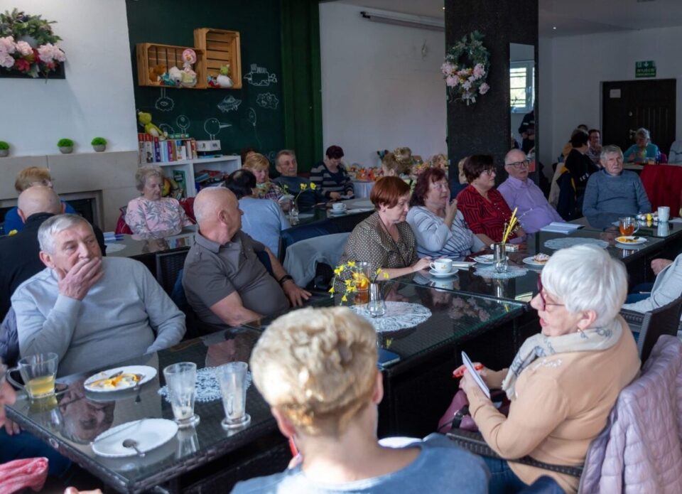 W Zabrzu ruszył oficjalny nabór kandydatów do nowo powstającej Rady Seniorów. Urzędnicy przekonują, że to milowy krok w stronę włączenia starszych mieszkańców w decydowanie o sprawach miasta. W tle huraoptymizmu pojawiają się jednak spore wątpliwości. Część społeczników obawia się o przejrzystość naboru, a radni pytają wprost: czy kolejna ciałodoradcza struktura ma w ogóle sens, skoro dotychczasowe pomysły zderzają się z urzędową ścianą?