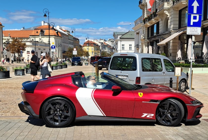 Lamborghini, Ferrari czy McLaren na wyciągnięcie ręki? Już w najbliższą niedzielę parking przy Centrum Handlowym Platan w Zabrzu stanie się stolicą polskiej motoryzacji. Wskakuj na fotel pasażera potężnego superauta i pomóż w zakupie nowej, specjalistycznej karetki dla najmłodszych pacjentów!