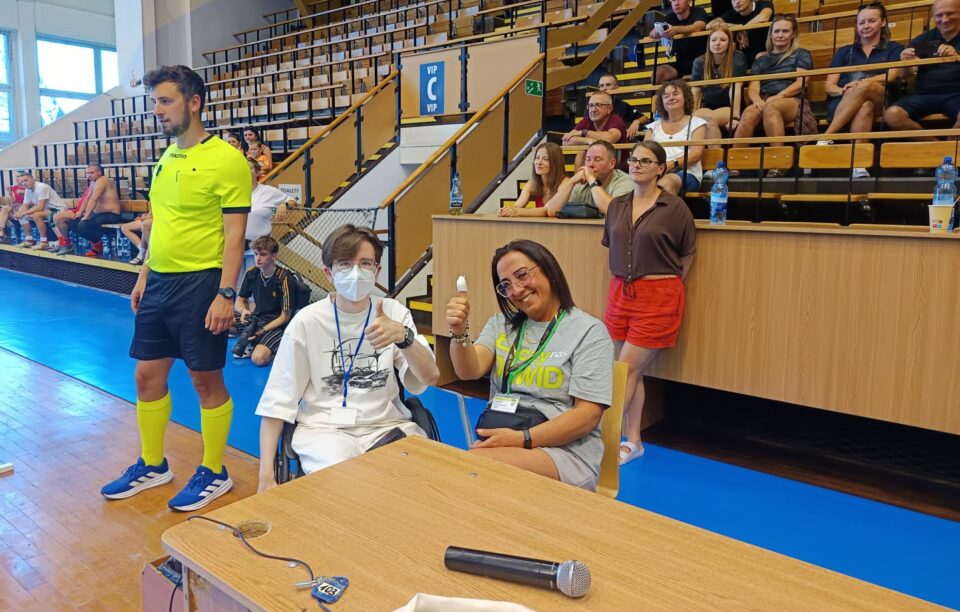 W hali Pogoń w Zabrzu odbył się charytatywny turniej piłkarski „Łączy nas Dawid”! Mieszkańcy i zaproszone drużyny połączyli sportowe emocje z wielkim sercem, rywalizując na parkiecie i zbierając środki na kosztowne leczenie oraz konsultacje medyczne w USA dla walczącego o sprawność Dawida Lesza. Zobaczcie naszą relację wideo z tego wyjątkowego wydarzenia!