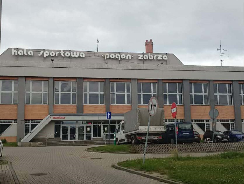 Już w najbliższą sobotę, 15 sierpnia, zabrzańska hala Pogoń stanie się sercem charytatywnego wydarzenia pod hasłem „Łączy nas Dawid”. Turniej piłki halowej to nie tylko emocjonujące rozgrywki w formule 4+1, ale przede wszystkim szansa na uratowanie zdrowia i sprawności Dawida Lesza. Całkowity dochód ze zbiórki zostanie przeznaczony na kosztowne konsultacje medyczne w Stanach Zjednoczonych. Sprawdź, jakie atrakcje przygotowano dla kibiców i rodzin!