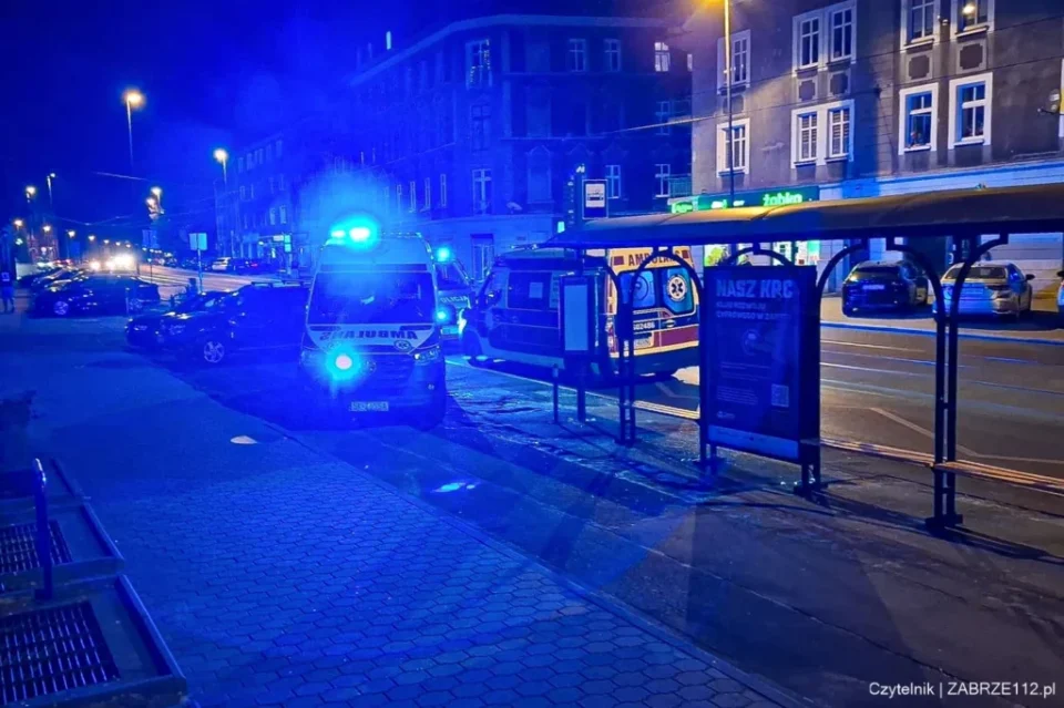 Brutalna konfrontacja w przeddzień pucharowego pojedynku na Arenie Zabrze. W środowy wieczór, 12 sierpnia, w rejonie ulic Wolności i de Gaulle’a doszło do groźnego incydentu z udziałem około 50-osobowej, częściowo zamaskowanej grupy oraz kibiców węgierskiego Ferencvárosi TC. Jak przekazał portal Zabrze112.pl, w pizzerii przy ul. Wolności wybuchły zamieszki, w wyniku których ucierpiał jeden z zagranicznych gości, a lokal został zniszczony.