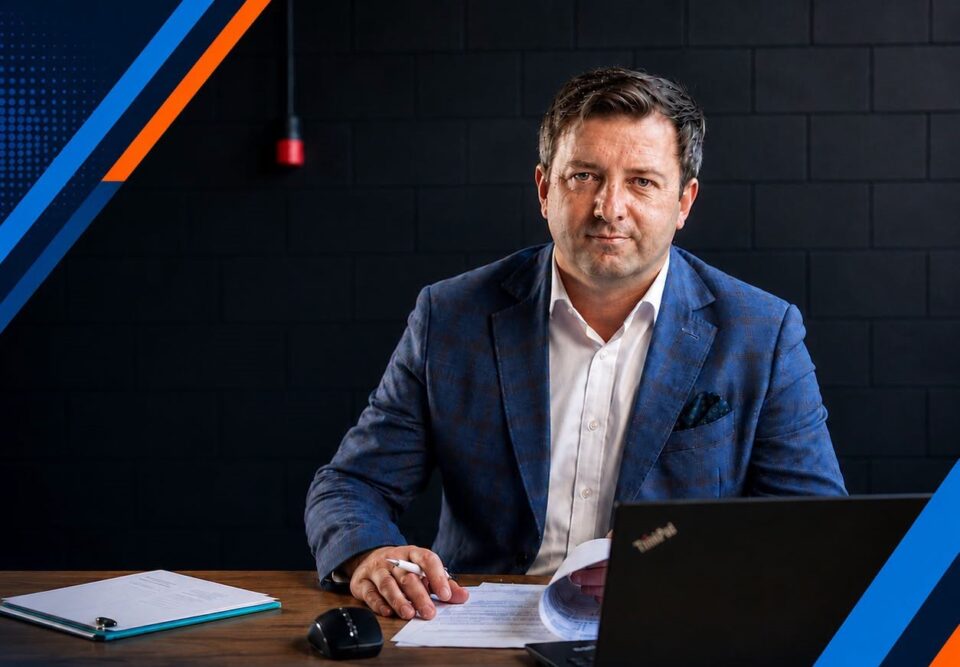 W Miejskim Ośrodku Sportu i Rekreacji w Zabrzu doszło do kluczowej zmiany kadrowej na stanowisku kierowniczym. Z dniem 3 sierpnia funkcję prezesa zarządu spółki objął Krzysztof Sitarski. Na stanowisku zastąpił dotychczasową szefową miejskiej spółki, Sylwię Rudek-Matuszczak. Kim jest nowy sternik zabrzańskiego MOSiR-u?