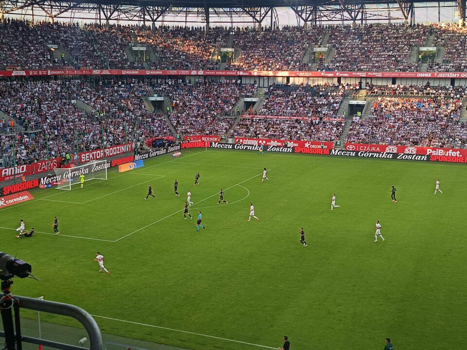 Chcesz zobaczyć mecz Górnika Zabrze od kulis, poczuć emocje z poziomu murawy i jednocześnie zarobić? Klub z Roosevelta ogłosił rekrutację na stanowisko groundsmana! Poszukiwane są osoby, które pomogą w pielęgnacji i utrzymaniu płyty boiska Areny im. Ernesta Pohla podczas dni meczowych. Sprawdź, jakie wymagania stawiane są kandydatom i jak wysłać zgłoszenie.