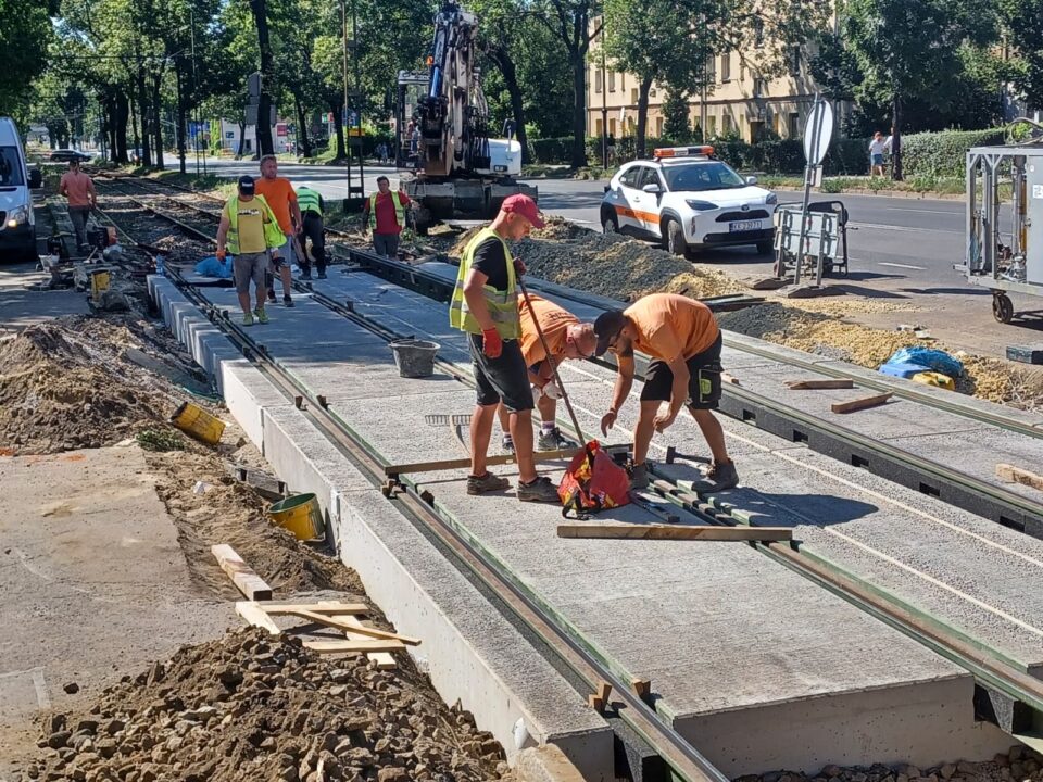 Dobra wiadomość dla kierowców, pasażerów oraz mieszkańców ulicy Wolności w Zabrzu. Prace modernizacyjne na dwóch kluczowych przejazdach drogowo-tramwajowych zostały oficjalnie zakończone. Inwestycja ma przełożyć się na odczuwalną poprawę komfortu życia Zabrzan, wyciszenie przejeżdżających składów oraz płynniejszy ruch samochodowy.