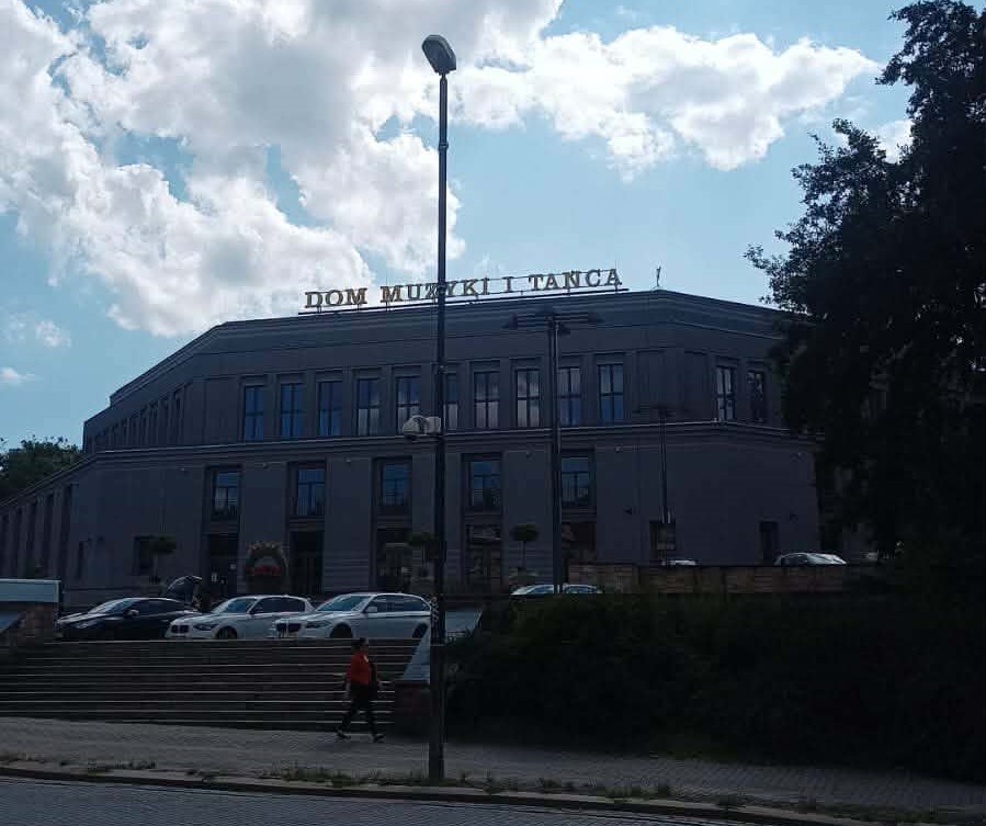 Przed nami niezwykle intensywny tydzień w Zabrzu! Od 3 do 9 sierpnia 2026 roku na mieszkańców oraz gości naszego miasta czeka bogata oferta kulturalna, edukacyjna i rozrywkowa. W programie znalazły się propozycje dla najmłodszych, wydarzenia i zajęcia międzypokoleniowe, spotkania historyczne i literackie, a także weekendowe imprezy plenerowe i potańcówki. Sprawdź pełny, codzienny harmonogram wydarzeń!