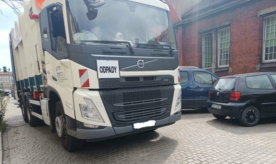 Problem uciążliwego odoru w Zabrzu nie zniknie z dnia na dzień, ale na horyzoncie pojawiły się pierwsze konkretne terminy. Podczas sierpniowej sesji Rady Miasta prezydent Kamil Żbikowski przedstawił kompleksową analizę problemu. Kluczem do wyeliminowania smrodu ma być hermetyzacja dużych zakładów oraz dokończenie rekultywacji miejskiego składowiska przy ul. Cmentarnej.