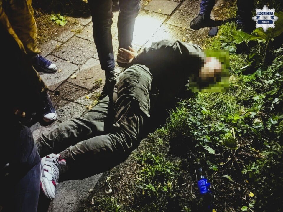 Miał w ręku pistolet pneumatyczny, przeskoczył przez ladę i grożąc ekspedientce, ukradł utarg. Zabrzańscy policjanci kryminalni namierzyli i zatrzymali 44-latka odpowiedzialnego za brutalny rozbój na osiedlu Janek. Jak się okazało, mężczyzna był już poszukiwany i powinien od dawna przebywać za kratami. Teraz grozi mu do 20 lat więzienia.