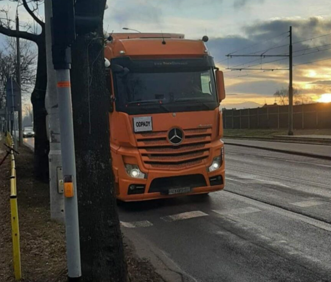 Mieszkańcy Zaborza Południe w Zabrzu nie kryją oburzenia. W sieci pojawiło się nagranie pokazujące ciężarówki napływające od strony Katowic, którym towarzyszy potworny odór. Docelowe miejsce rozładunku transportów pozostaje zagadką, podobnie jak kwestia wiedzy lokalnych władz na temat skali tego procederu.