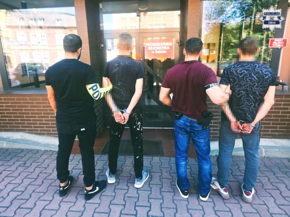 Awantura przy zamawianiu jedzenia w lokalu gastronomicznym przy ul. Krakowskiej w Zabrzu-Rokitnicy zakończyła się demolką i brutalnym rozbojem. Dwaj napastnicy w wieku 37 i 38 lat pobili pracownika, zniszczyli wyposażenie i ukradli z kasy 2 tysiące złotych. Obaj decyzją sądu trafili już za kratki.